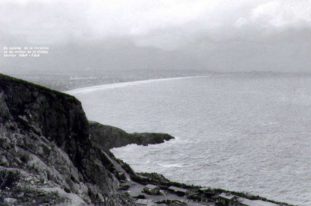 MERS EL KEBIR B UN APLOMB SUR LA CORNICHE ET LE ROCHER DE LA VIEILLE VERS AIN EL TURK 1964.JPG